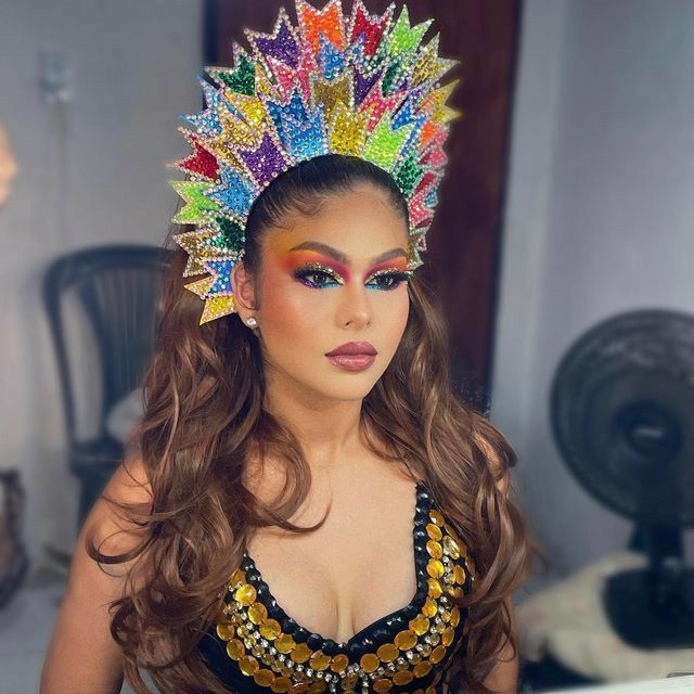 Tiara gigante de bandeirinhas