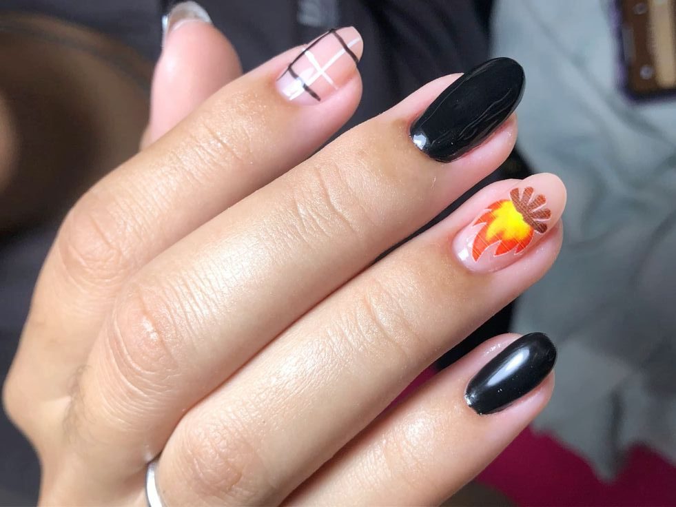 Unhas decoradas de festa junina preto e fogueira