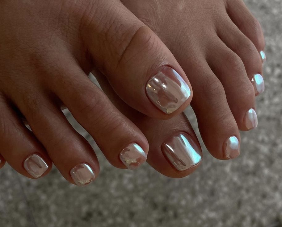 Unhas-dos-pes-decoradas-cores-2025