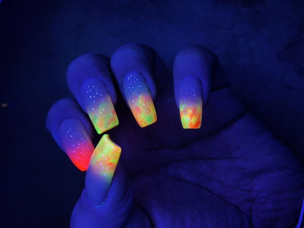 Unhas luminescentes luz negra