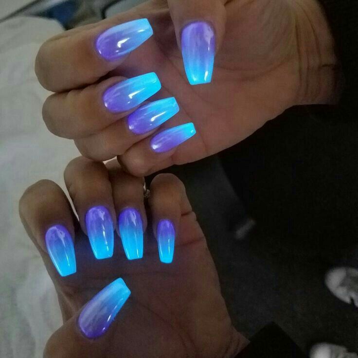 unhas luminescentes azul degradê