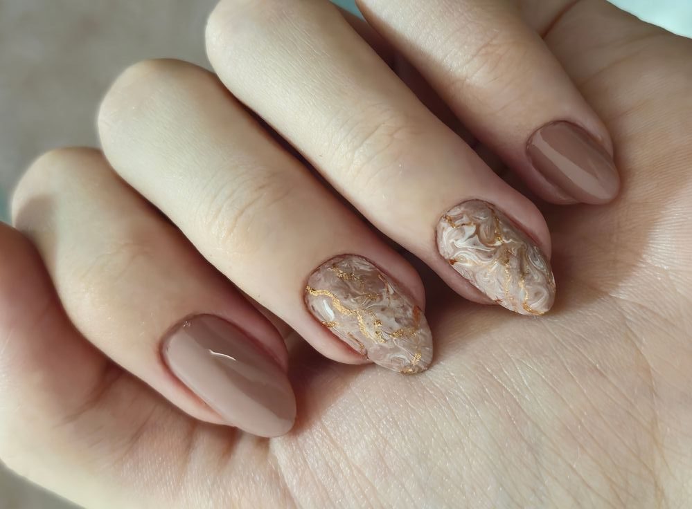 Unhas bege marmorizadas
