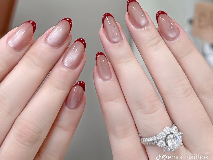 francesinha vermelha com unhas cintilantes