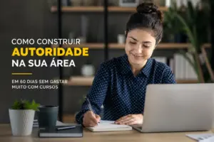 Mulher escrevendo e usando laptop em escritório doméstico