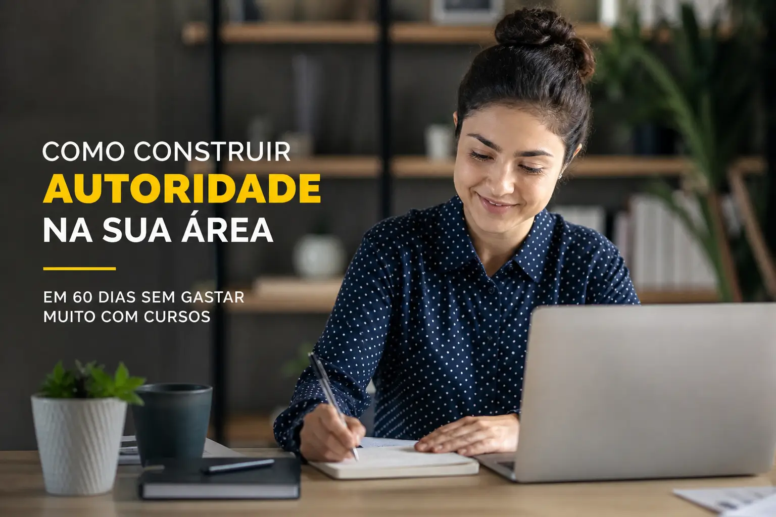 Mulher escrevendo e usando laptop em escritório doméstico
