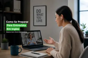 Mulher em entrevista online sobre educação financeira