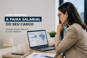 Mulher analisando faixa salarial 2026 em laptop