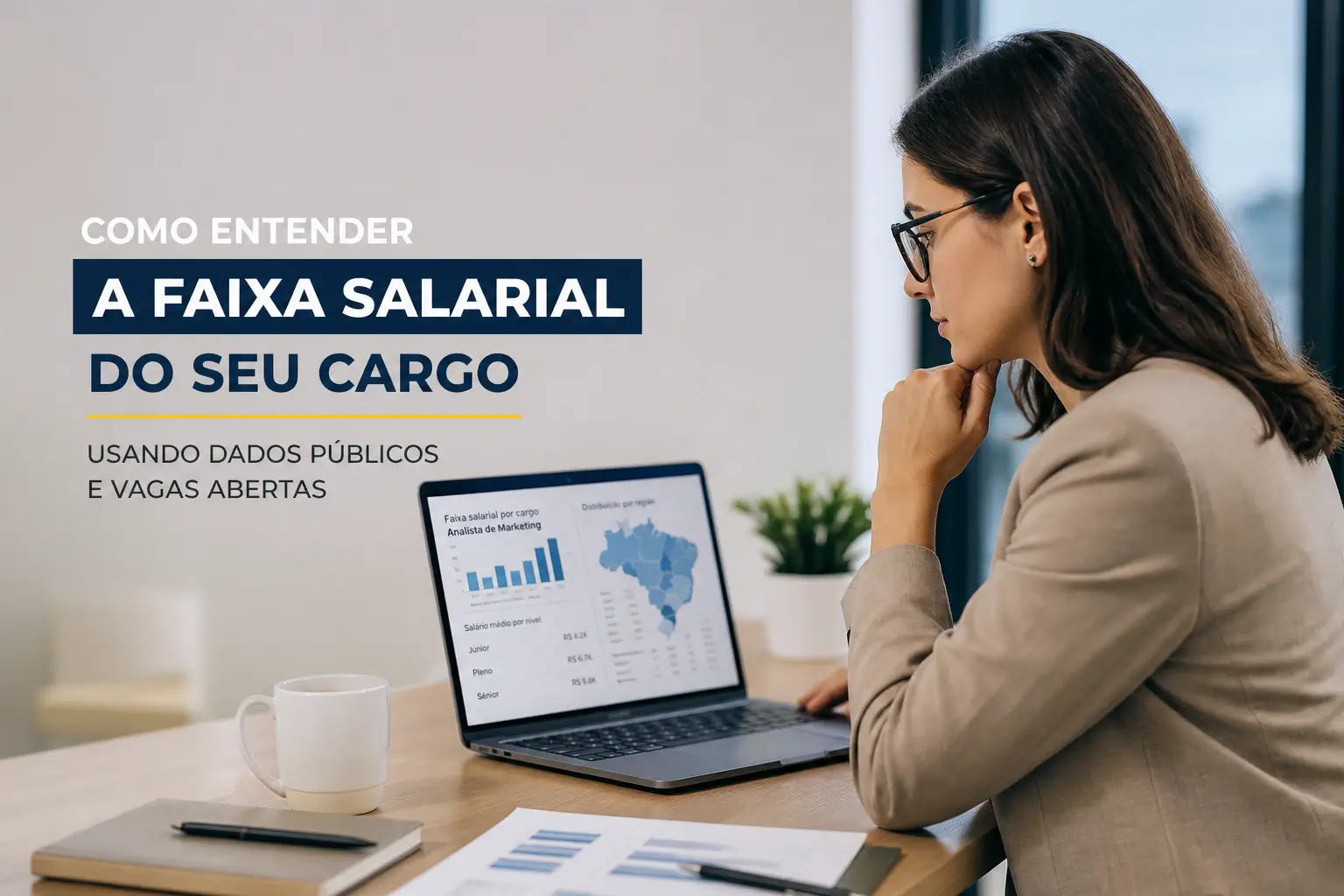 Mulher analisando faixa salarial 2026 em laptop