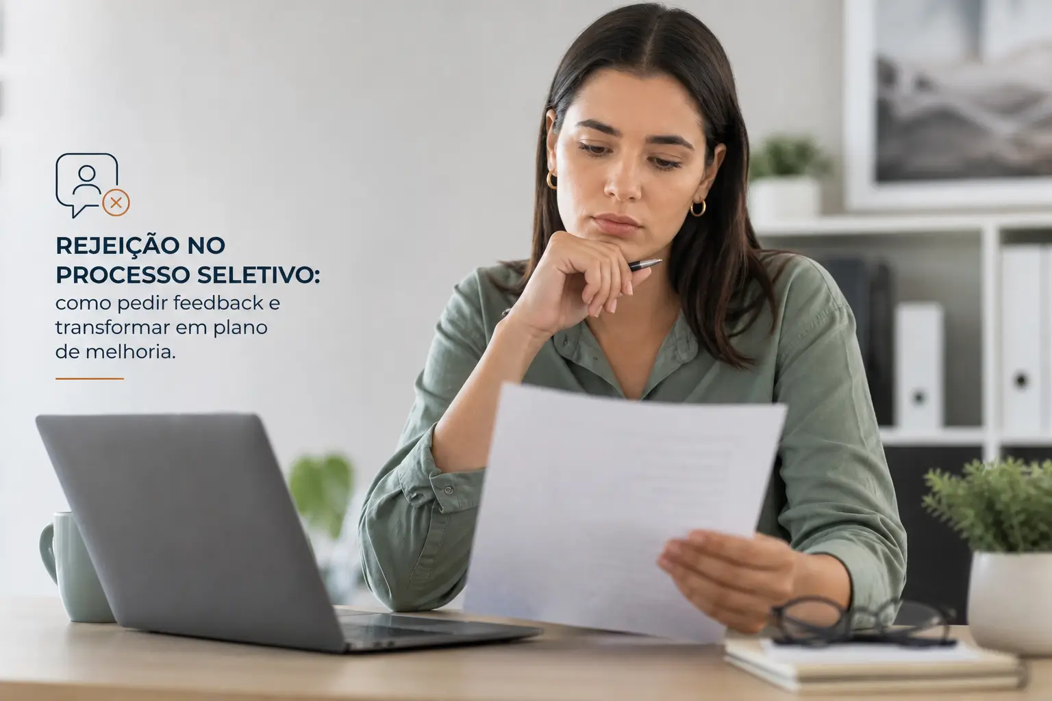 Mulher pensativa no escritório com texto sobre rejeição de emprego