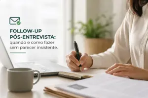 Pessoa escrevendo em caderno com foco em educação financeira para 2026.