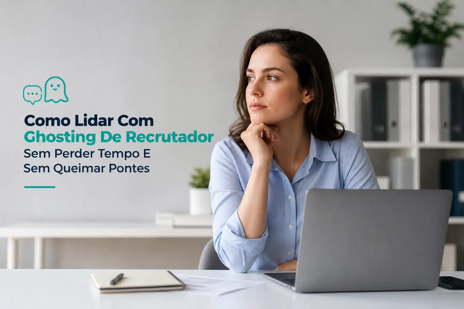 Mulher pensativa no laptop sobre ghosting de recrutador