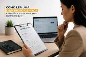 Mulher analisando descrição de vaga no clipboard com notebook ao fundo