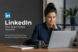 Mulher em escritório com laptop e banner LinkedIn