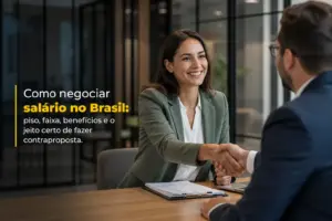 Mulher com blazer verde e homem apertando mãos em acordo salarial