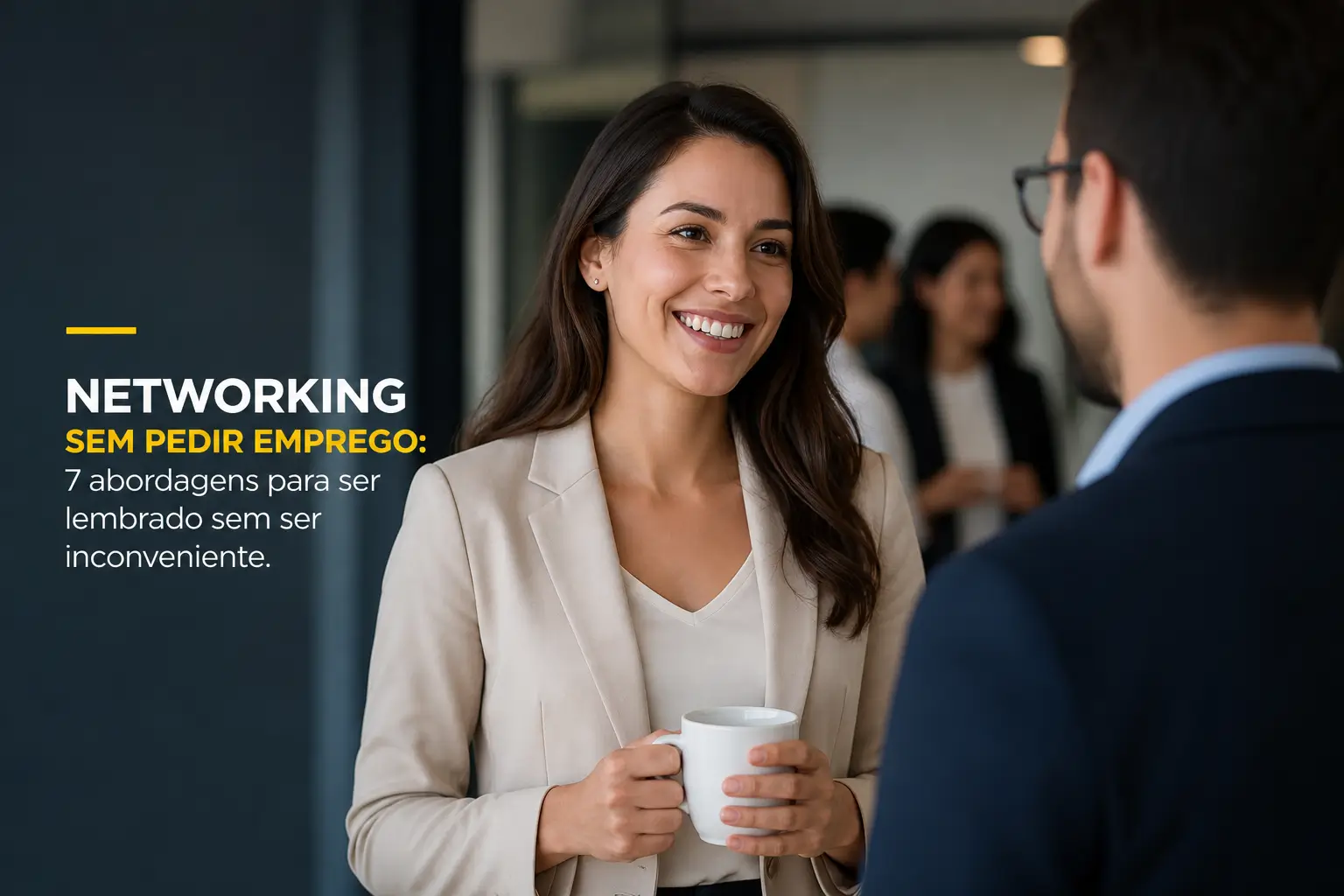 Mulher em blazer segurando caneca e conversando sobre networking