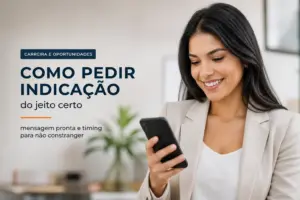 Jovem mulher sorridente com smartphone sobre educação financeira