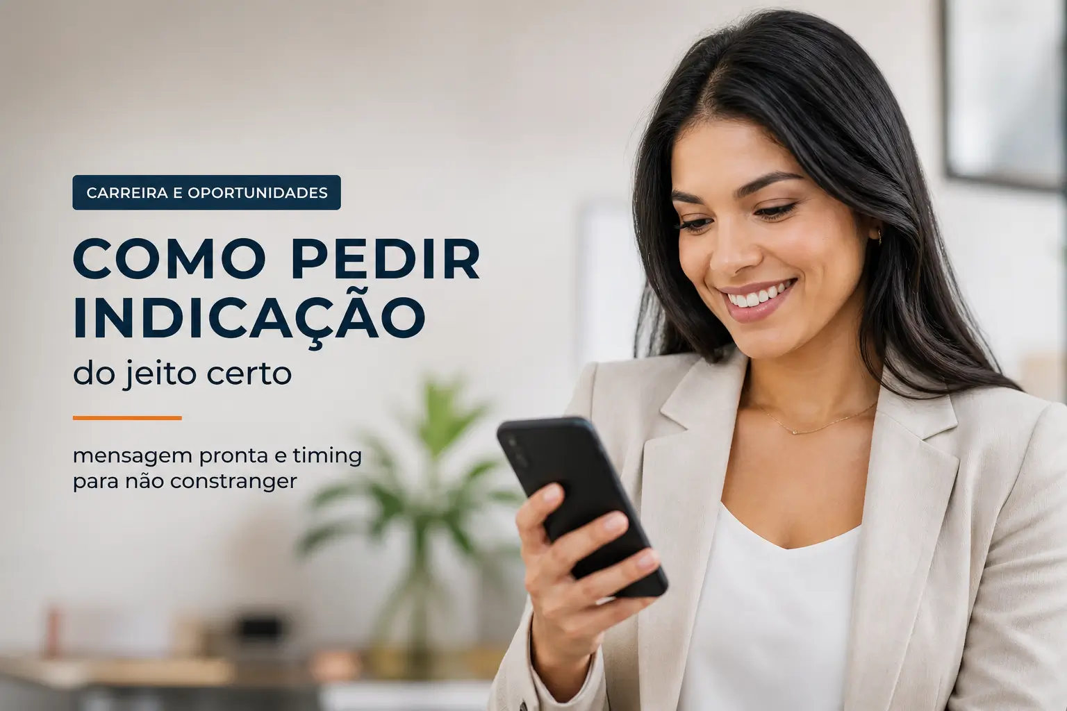 Jovem mulher sorridente com smartphone sobre educação financeira