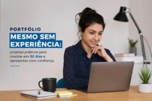 Mulher no escritório usando laptop, criando portfólio sem experiência