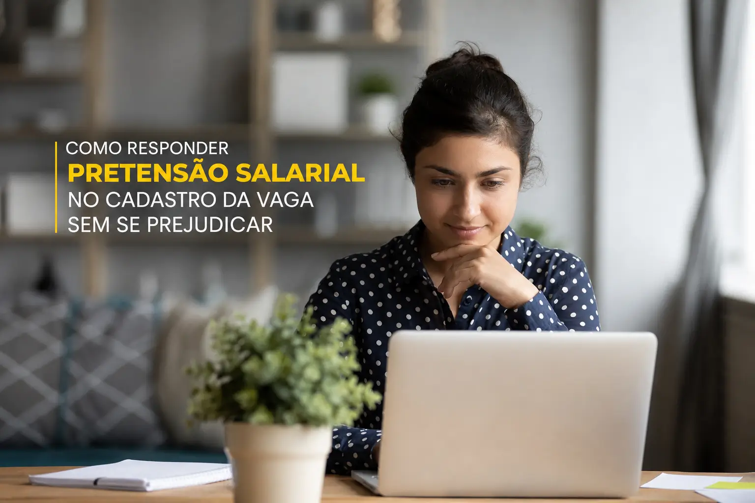 Mulher no escritório com laptop respondendo pretensão salarial