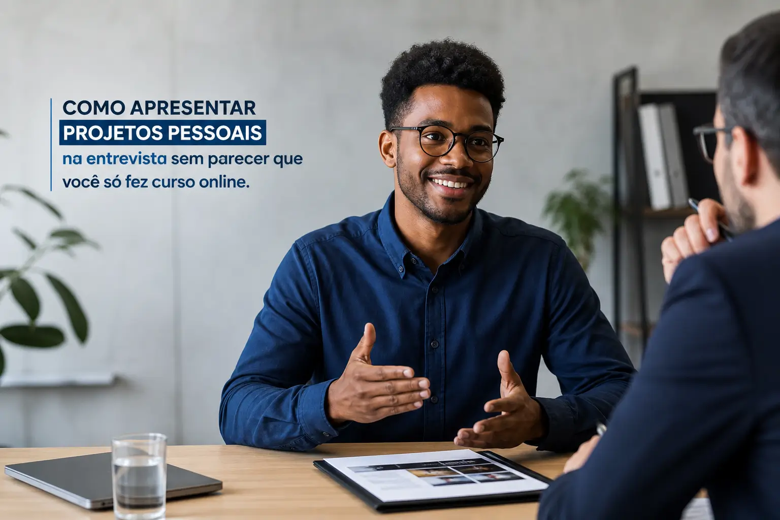 Jovem homem e homem mais velho em reunião sobre projetos pessoais