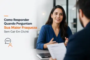 Mulher sorrindo em escritório sobre educação financeira