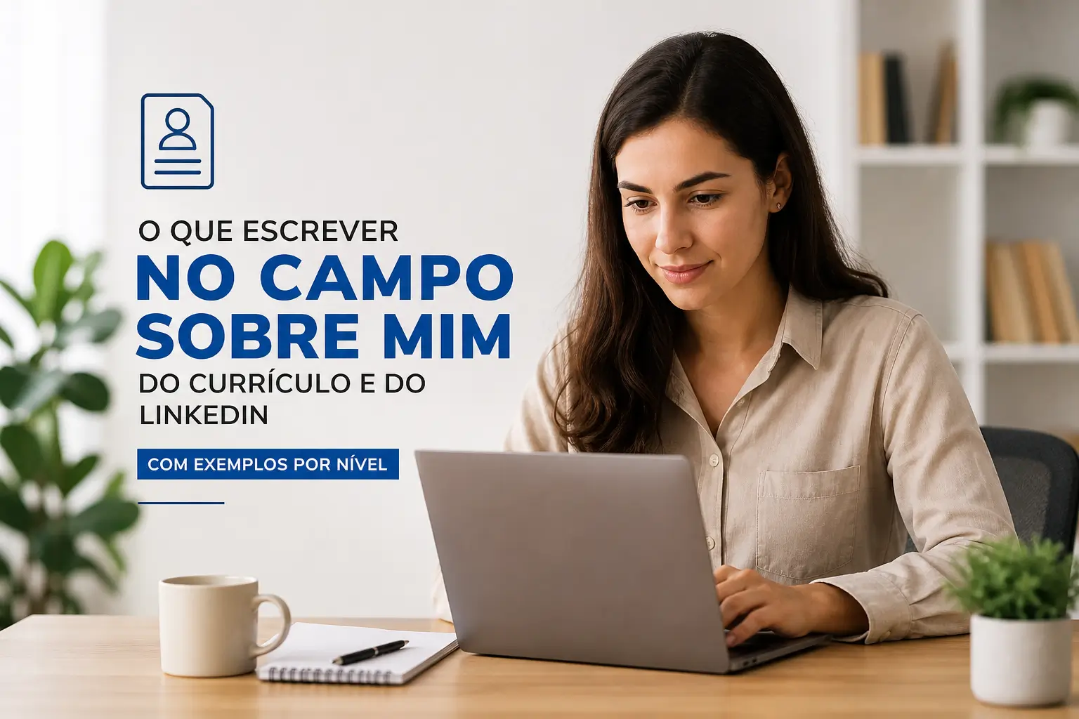Mulher em escritório olhando laptop sobre guia de currículo