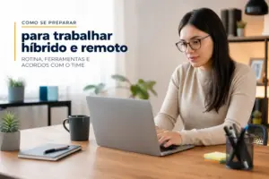 Pessoa brasileira trabalhando em escritório, educação financeira 2026